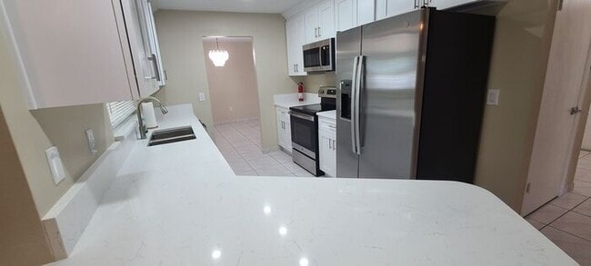 Building Photo - Beautifully Remodeled Home in Poinciana area