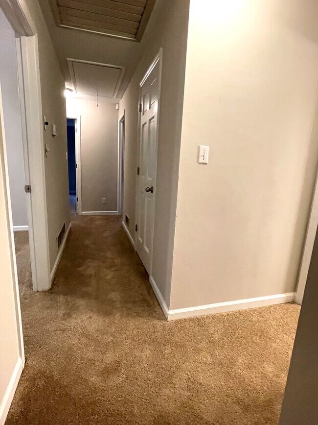 Building Photo - 3br Home East Athens For Rent