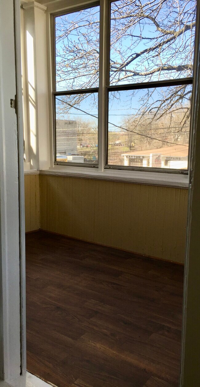 Building Photo - 364 River Dr