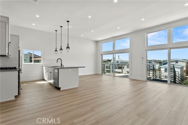 Building Photo - 913 W Balboa Blvd