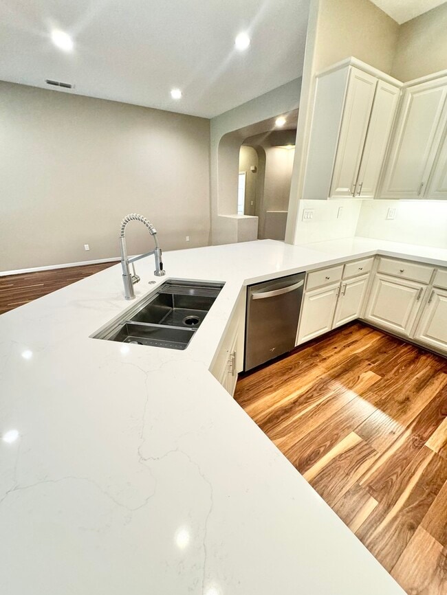 Building Photo - Stunning 3-bedroom 3-bathroom home in Yank...