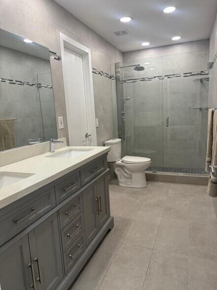 Large Guest Bathroom - 330 NW 67th St