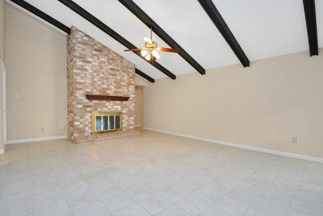 Building Photo - 2818 Colonial Dr