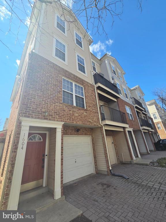 Building Photo - 1604 Post Oak Dr