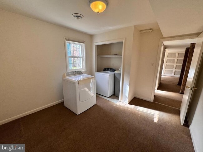 Building Photo - 2 Sundale Ln