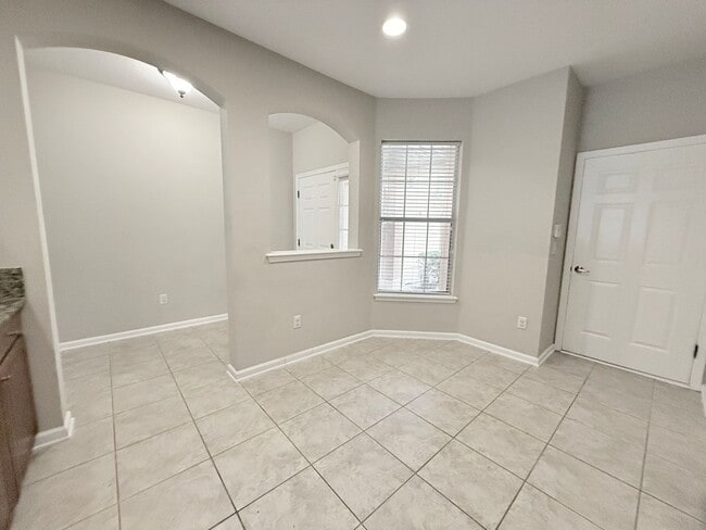 Building Photo - BEAUTIFUL 3/2.5 Hillcrest Townhome with ov...