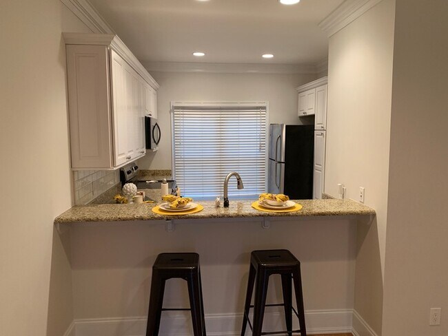 Building Photo - Elegant Townhome between Oakwood and Mordecai