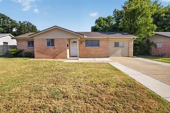Building Photo - 2210 Sycamore Dr