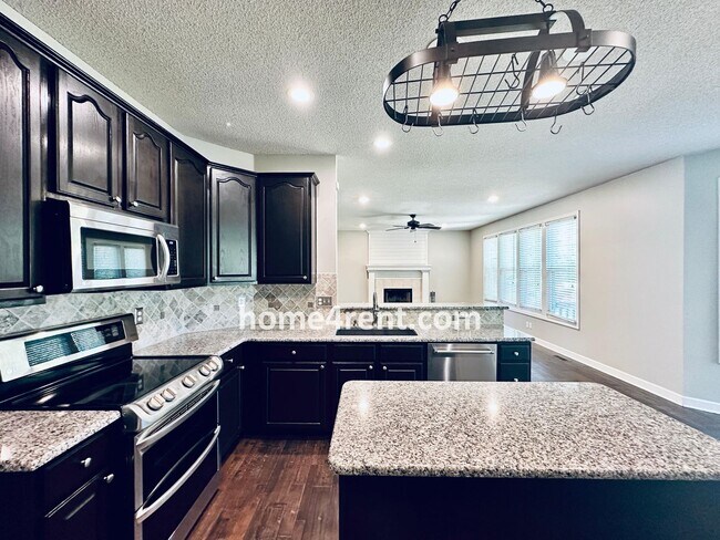 Building Photo - Elegant Cul-de-Sac Retreat with 5th Bedroo...