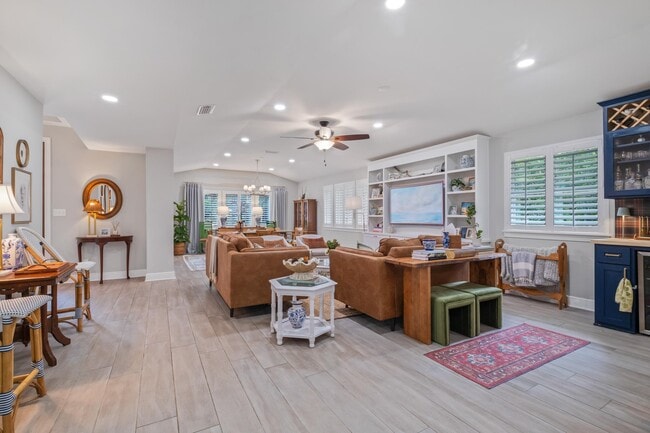 Building Photo - 605 Waverly Rd