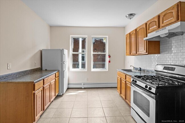 Building Photo - 204 Magnolia St