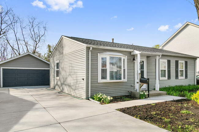 Primary Photo - 215 E Maxon Ln