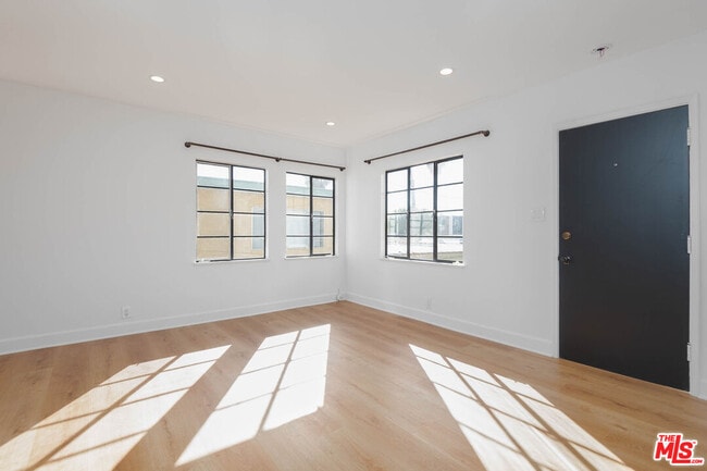 Building Photo - 822 N Detroit St