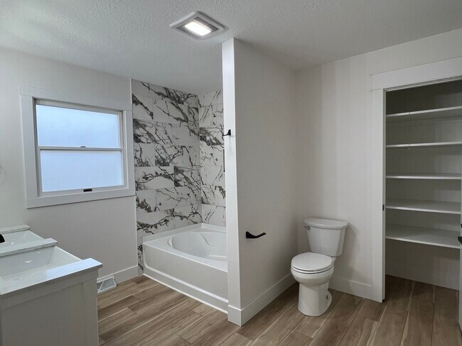 Building Photo - 109 Ravinia Dr