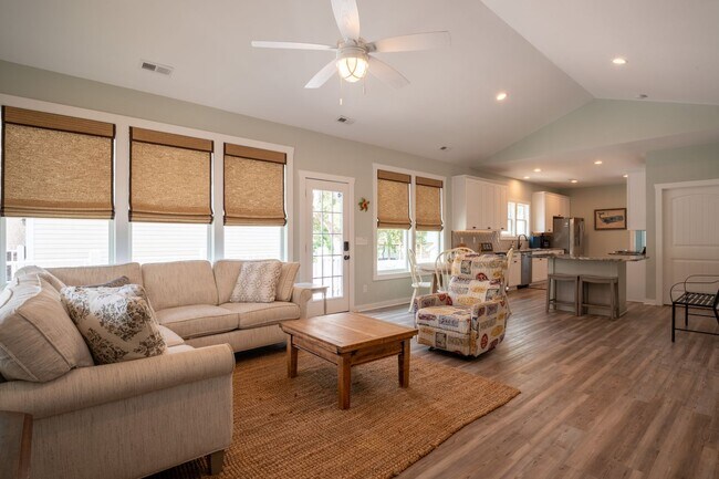 Building Photo - NEW, CLEAN OFF-SEASON RENTAL END OF MARCH THROUGH MID-MAY