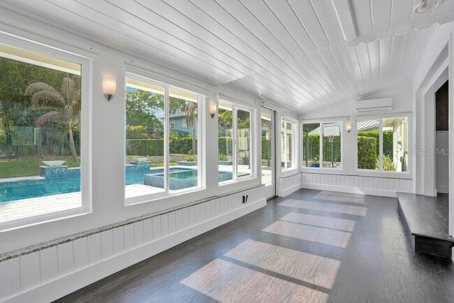 Building Photo - 812 East Blvd