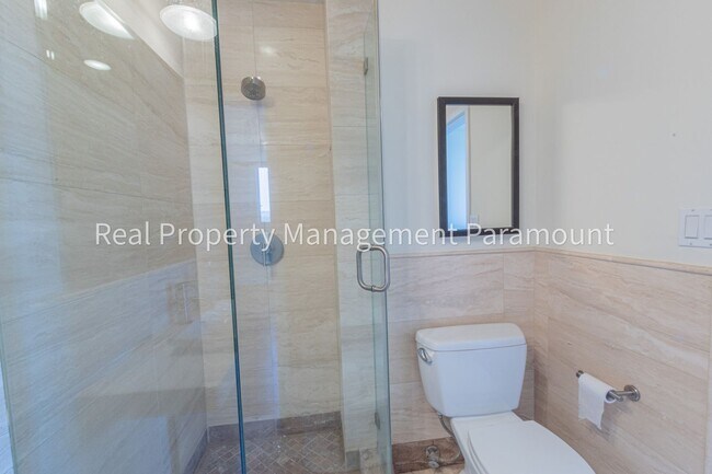 Building Photo - Beautiful One Bedroom Apartment in Los Ang...