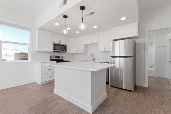 Building Photo - "Discover Comfort & Style: Spacious 3-Bed,...