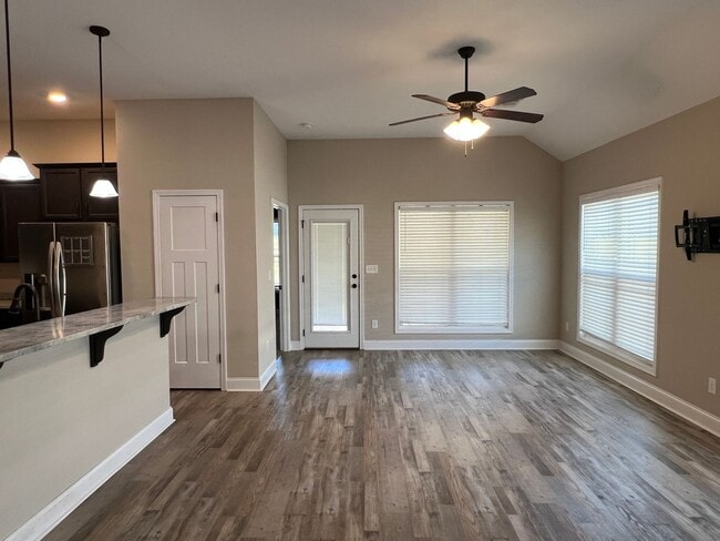 Building Photo - Beautiful Home that looks Brand New / First Full Month's Rent FREE with a 13 Month Lease!!