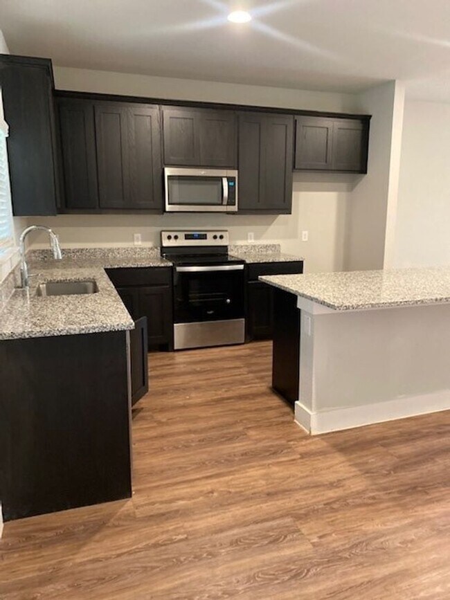 Building Photo - Beautiful Townhome in Great Location
