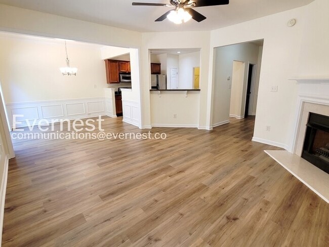 Building Photo - 3 Bed/2.5 Bath Townhome with Modern Amenities