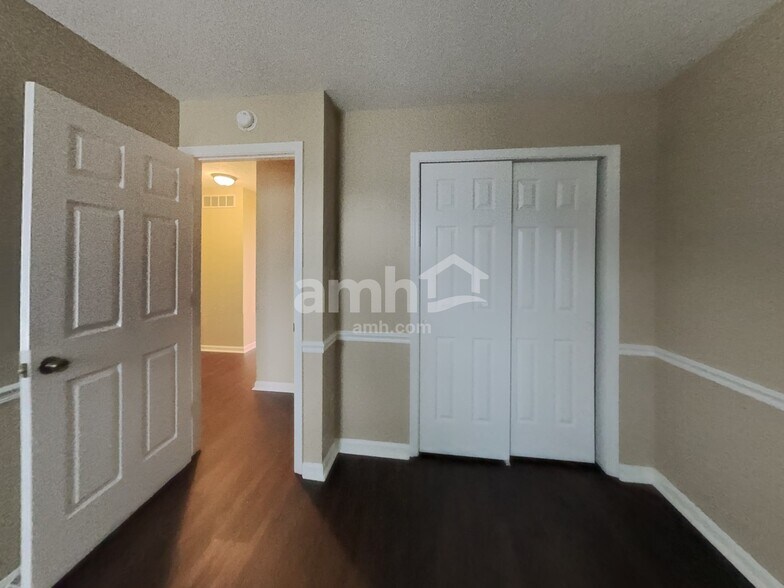 Building Photo - 10604 Magenta Dr