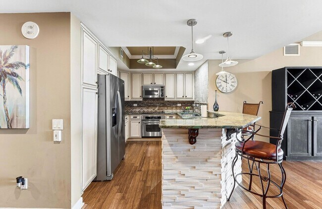 Building Photo - 2650 Lake Shore Dr