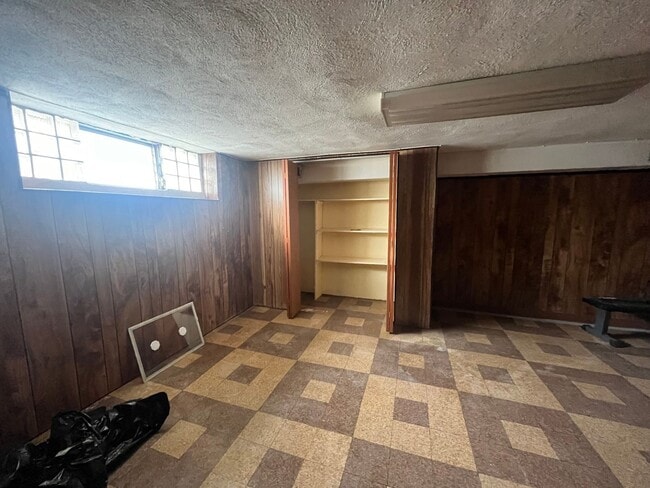 Building Photo - 3 bed room 1.5 bath