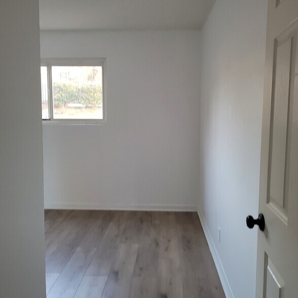 Building Photo - 639 Calle Tulipan