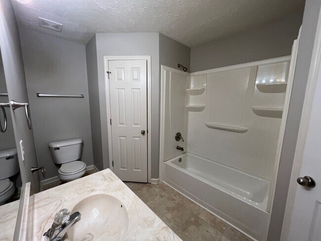 Building Photo - 3 br, 2 bath House - 742 Eaglesham Dr.