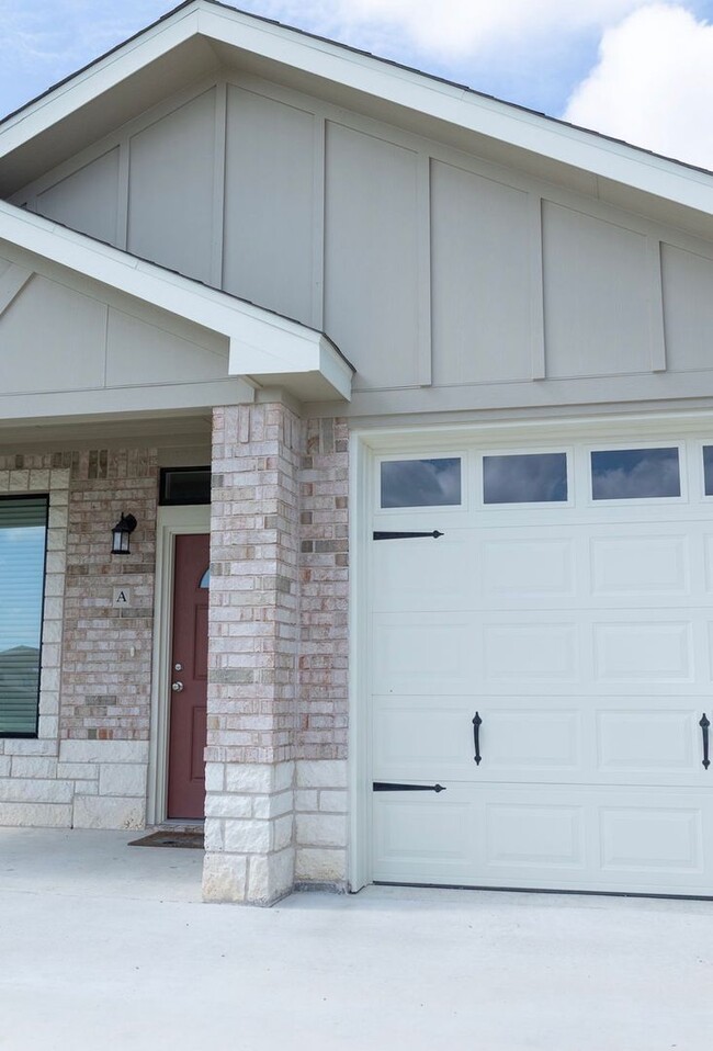 Building Photo - BRAND NEW 3 bedroom townhome!