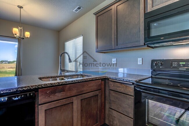 Building Photo - Beautiful 3 bed 2.5 bath Home in Post Falls