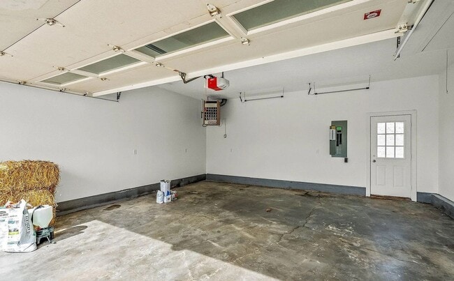 Building Photo - 400 Newman Way