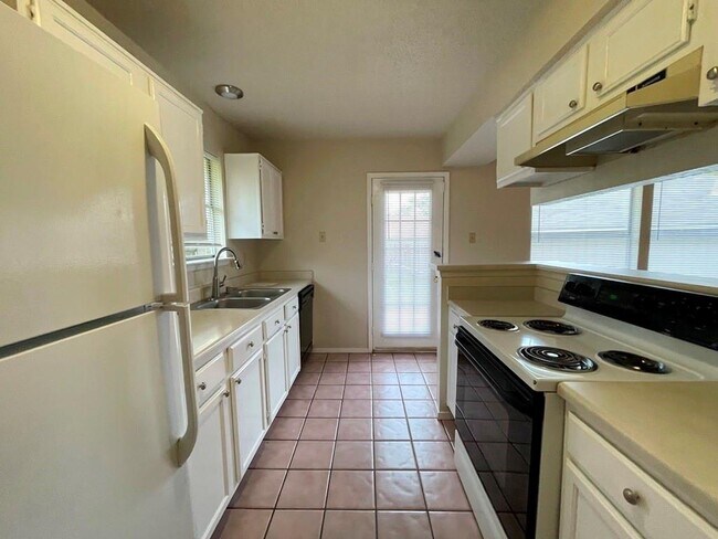 Building Photo - 16719 Whitebrush Loop