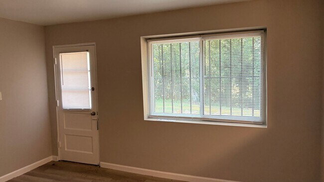 Building Photo - 2059 Honeysuckle Ln SW