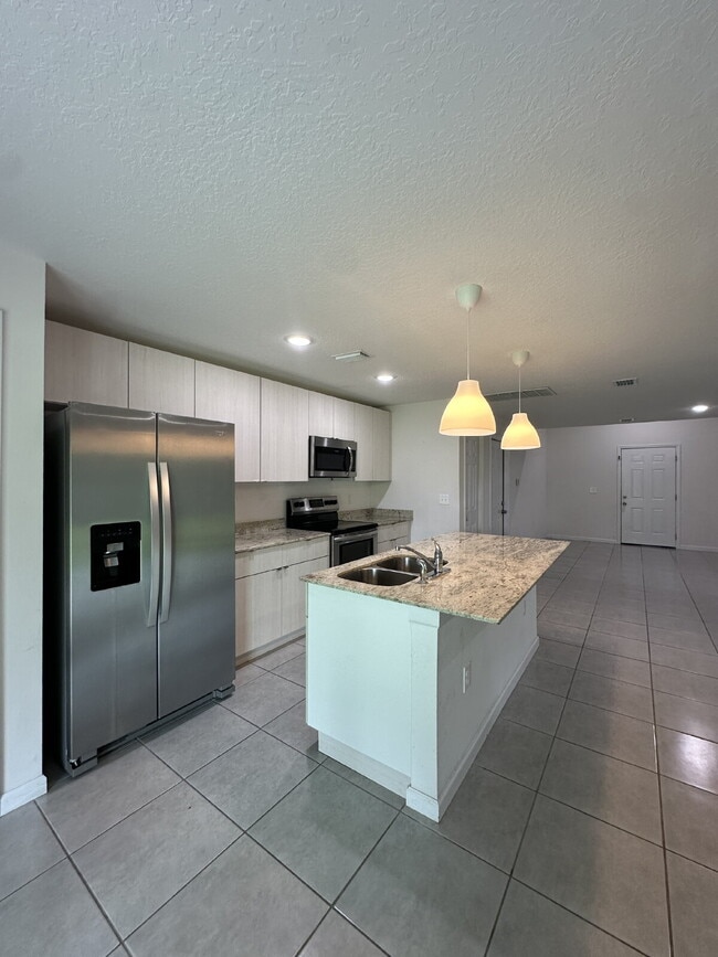 Building Photo - Charming 4-Bedroom Home with Granite Count...