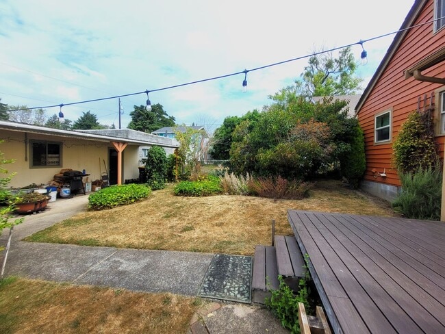 Building Photo - Charming Three Bedroom Home with Large Fen...