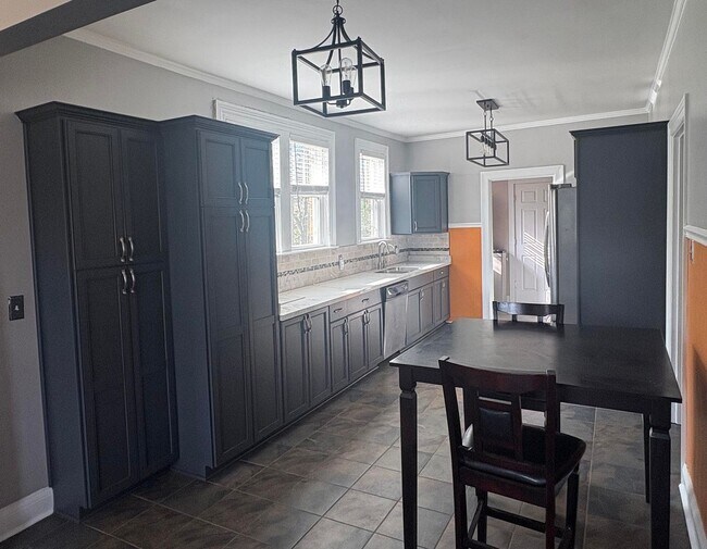 Building Photo - 5BR/2.5 Bath in Prime 12 South | Park-Facing | Two Sunrooms | Walkable Luxury Living