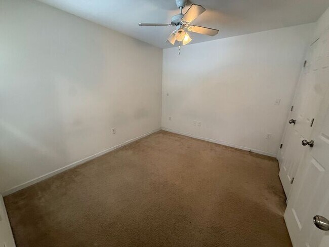Building Photo - 4 Bed 4 Bath Condo with New carpet available now!!!