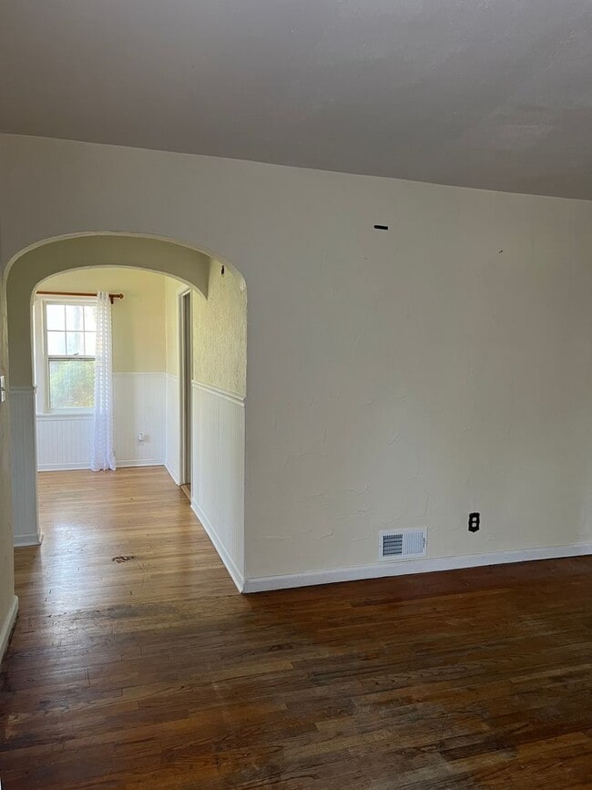 Building Photo - Charming 5 Bed, 2 bath home in the heart o...