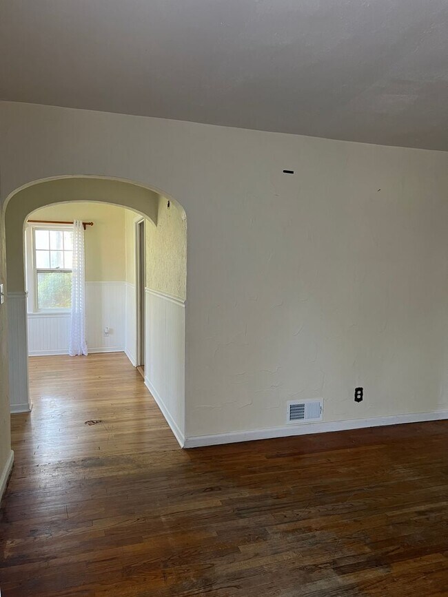 Building Photo - Charming 5 Bed, 2 bath home in the heart of Rexburg with detached 3 CAR GARAGE!!!!