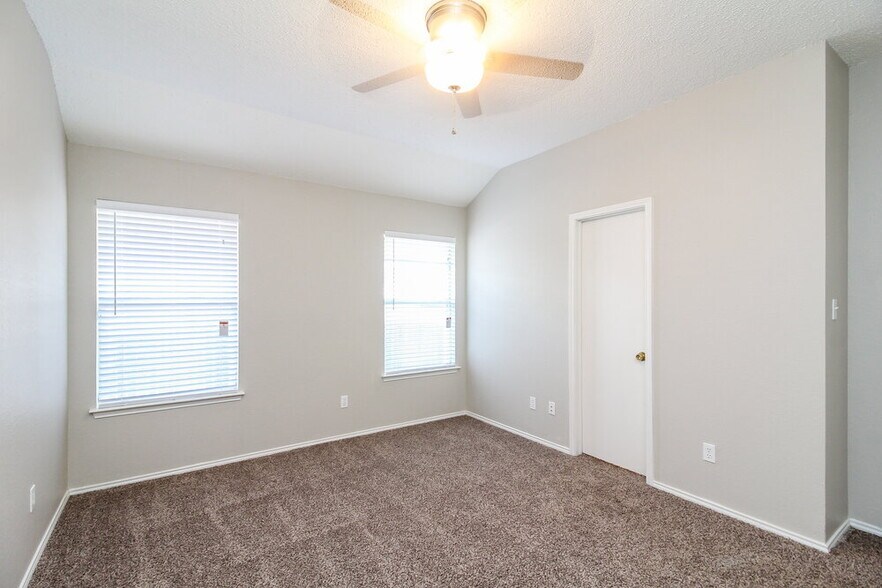 Building Photo - 1040 Glencrest Dr