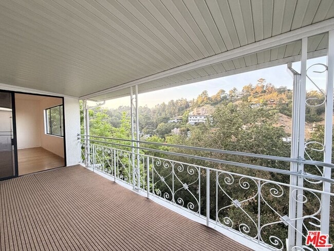 Building Photo - 8743 Hollywood Hills Rd
