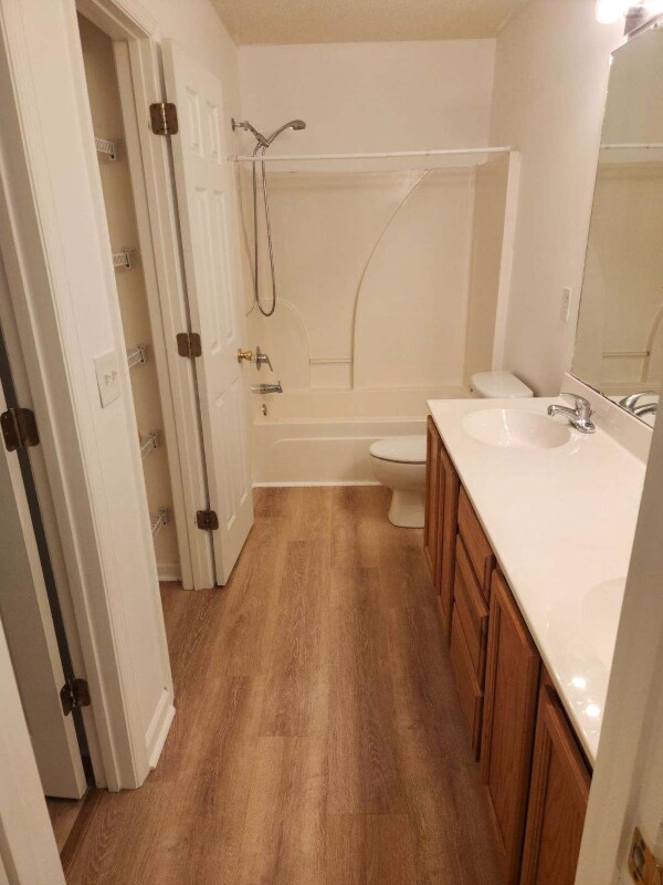Building Photo - 7989 Shadow Oak Dr