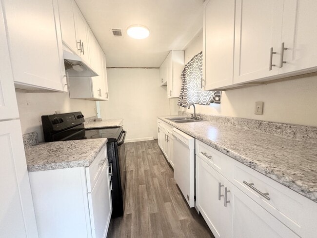 Building Photo - Cozy 3 bedrooms with charming kitchen upda...