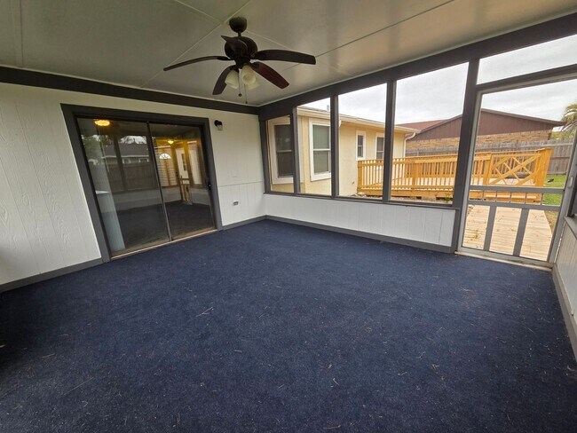 Building Photo - Peaceful Living at the End of a Cul-de-Sac!