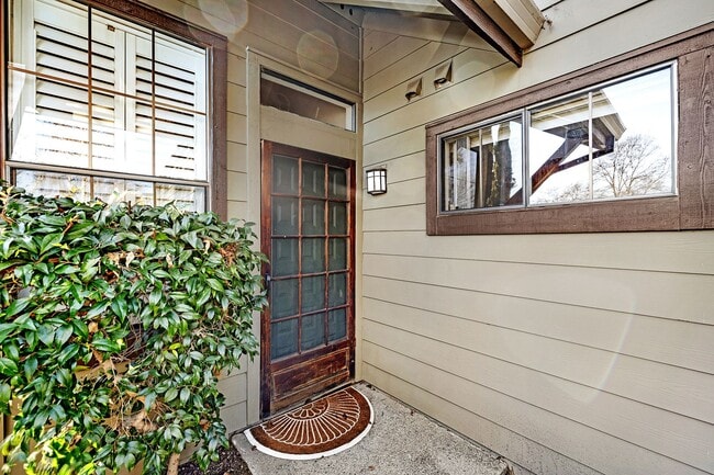 Building Photo - Beautiful Townhome in the Heart of Pleasanton