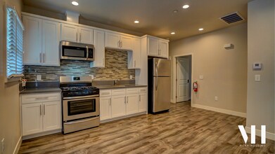 Building Photo - Modern Three Bedroom House Near USC Campus!