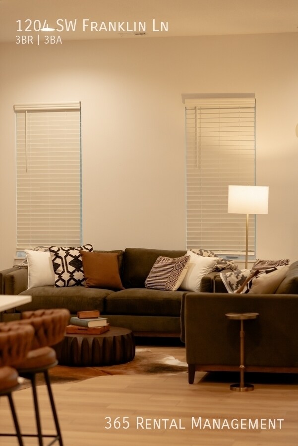 Building Photo - 1204 SW Franklin Dr