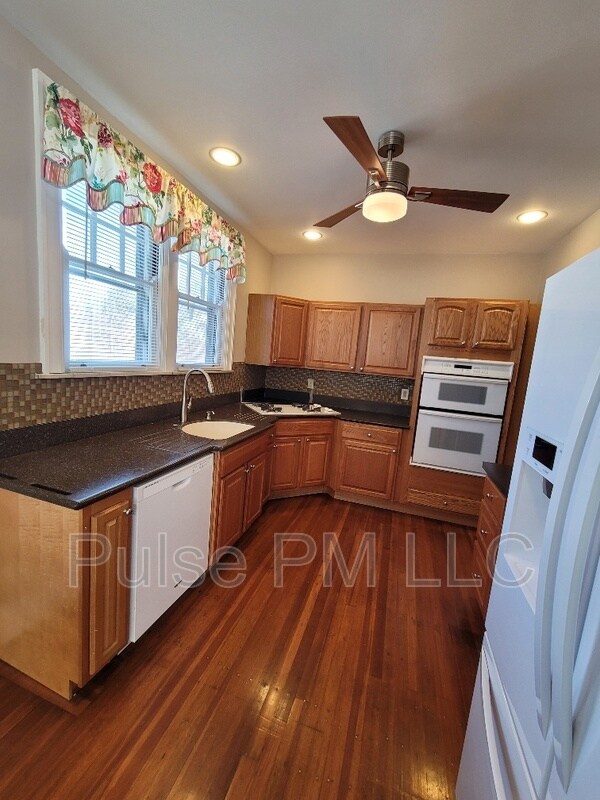 Building Photo - 204 E 26th St